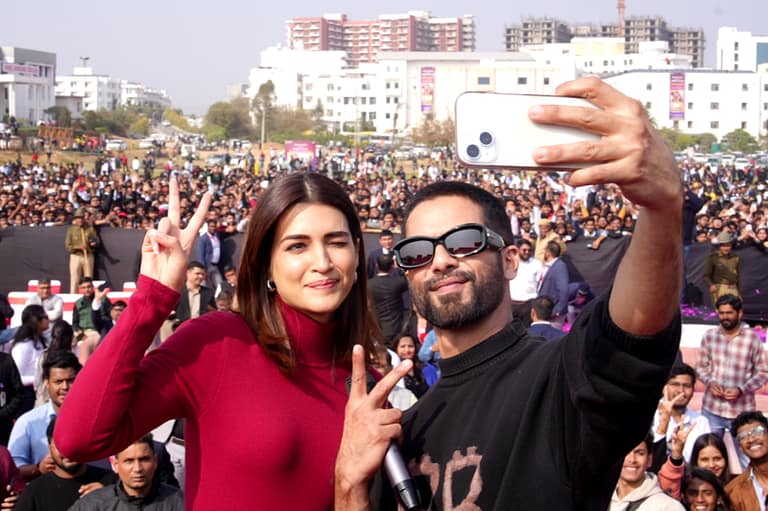 Bollywood Stars, Shahid Kapoor and Kriti Sanon at Nims University, Rajasthan, Enthralled the Campus with Their Vibrant Promotion Event